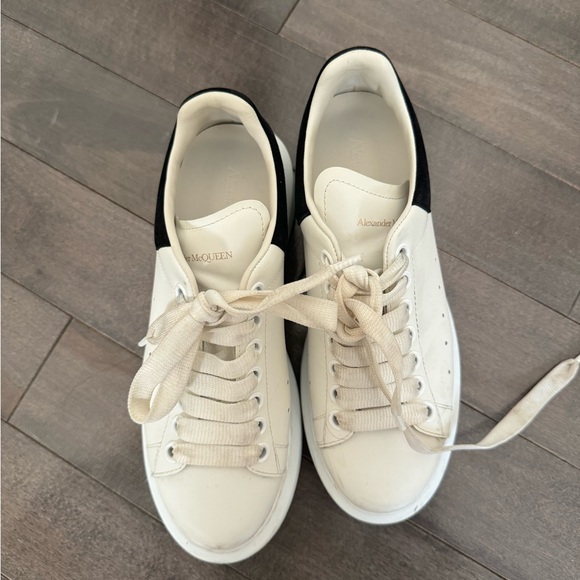 Alexander McQueen Suede Trimmed leather exaggerated sole sneaker - Picture 4 of 5